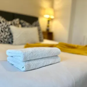 Bed & Breakfast Koala & Tree - Modern 1 Bed For 4 Guests In The Heart Of - Short Lets & Serviced